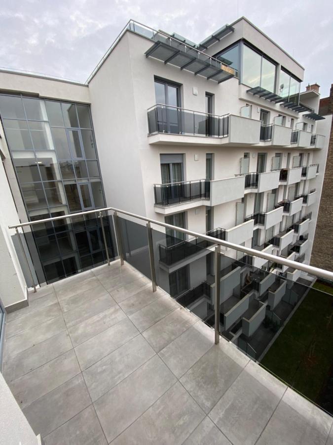 Apartman ~ Roof Terrace/ac/indoor Parking *