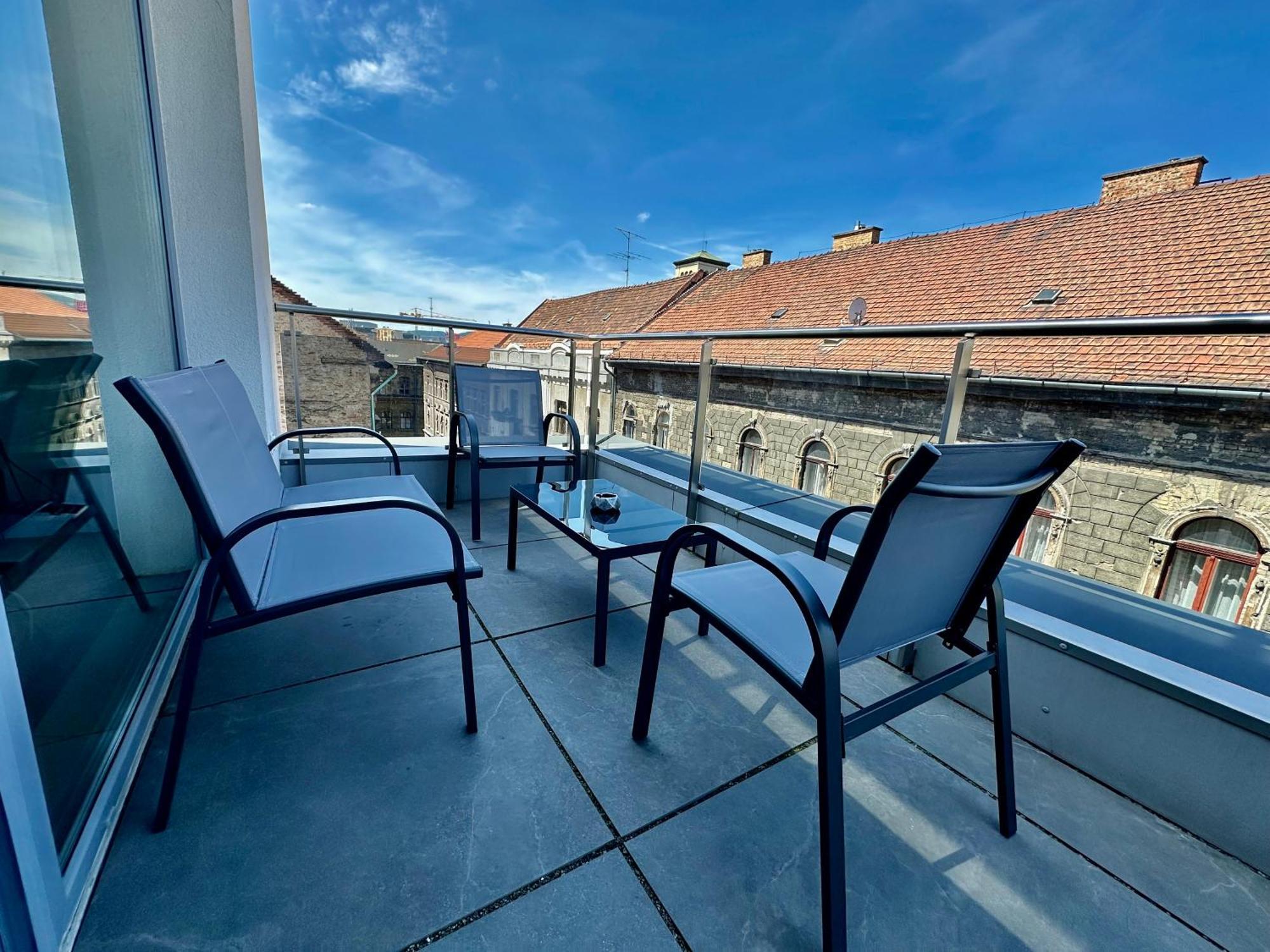 Apartman ~ Roof Terrace/ac/indoor Parking *