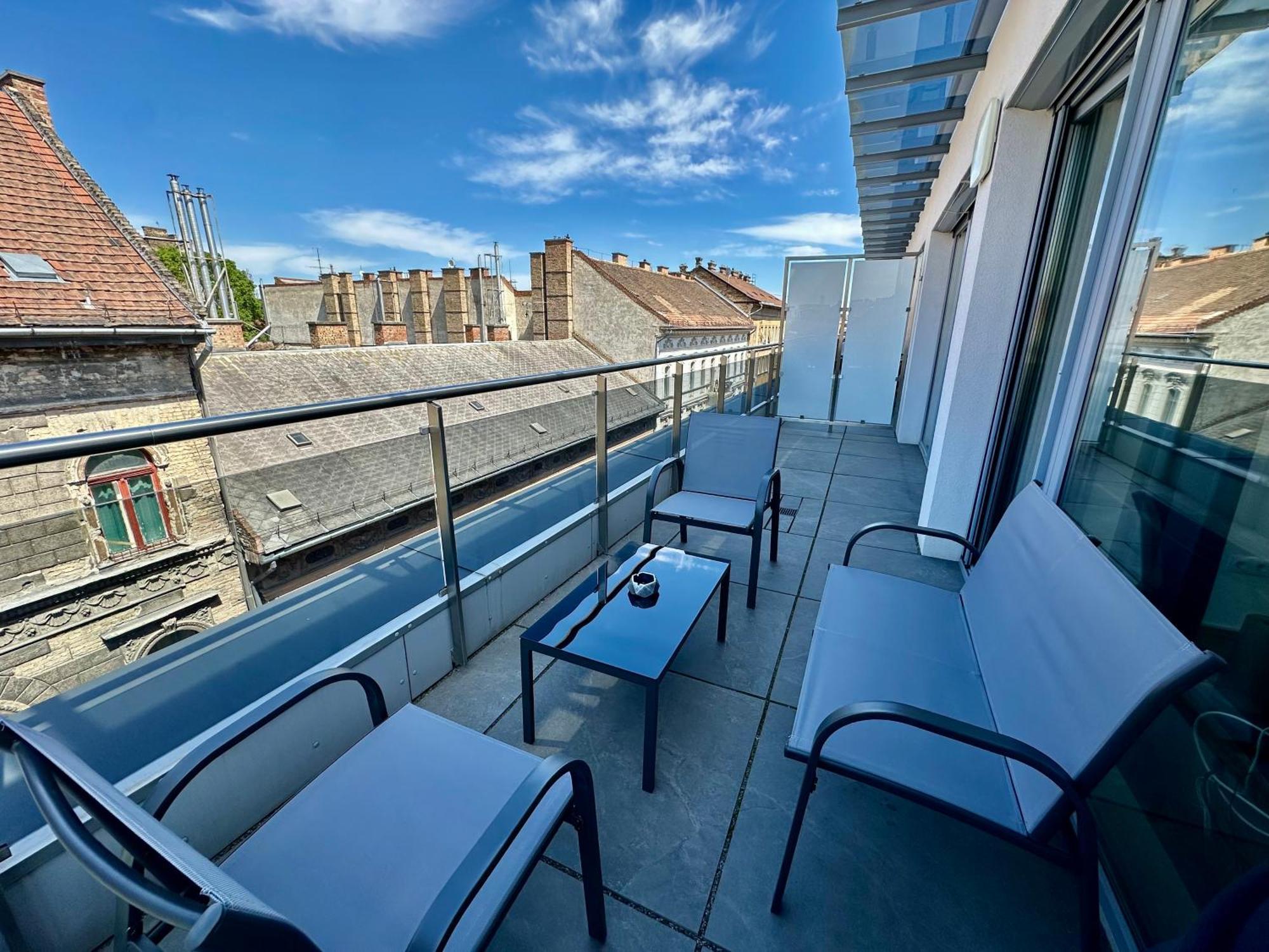 Apartman ~ Roof Terrace/ac/indoor Parking